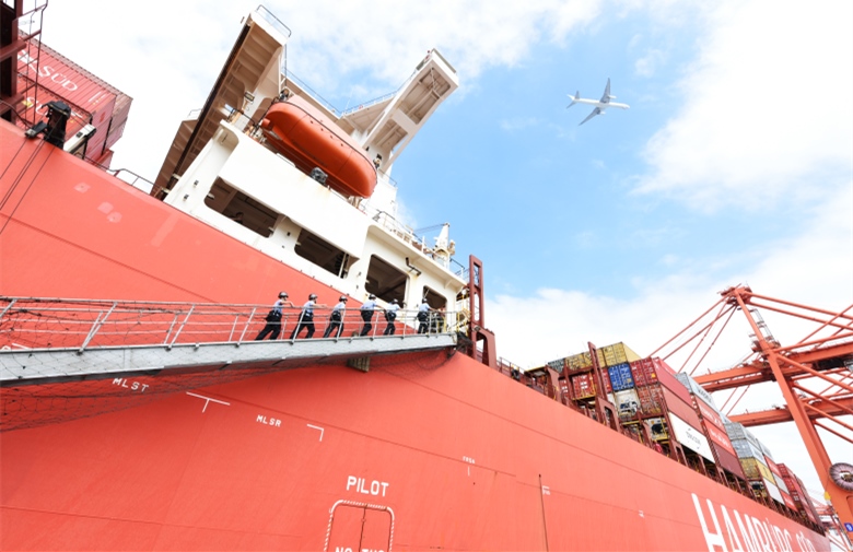 东渡边检站登轮核查重点航线船舶服务自贸区建设。