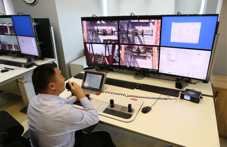 桥吊远控系统实现坐在办公室里装卸集装箱。