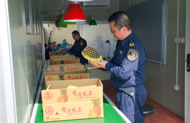 厦门海关人员正在查验台湾水果。