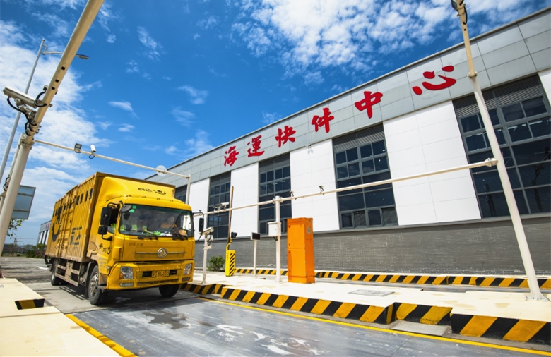 装载货车驶离两岸快件中心。