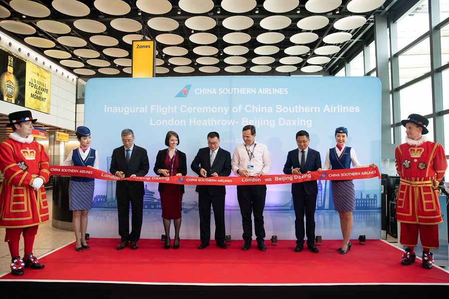 中国南方航空欧洲营销中心总经理赫凌志 、希思罗机场航空总监乔安娜·塔索、中国南方航空集团公司董事、常务副总罗来君、 希思罗机场首席商务官罗斯·贝克、中国驻伦敦旅游办事处主任助理潘航剪彩庆祝中国南方航空伦敦-北京大兴航线顺利开通。主办方供图