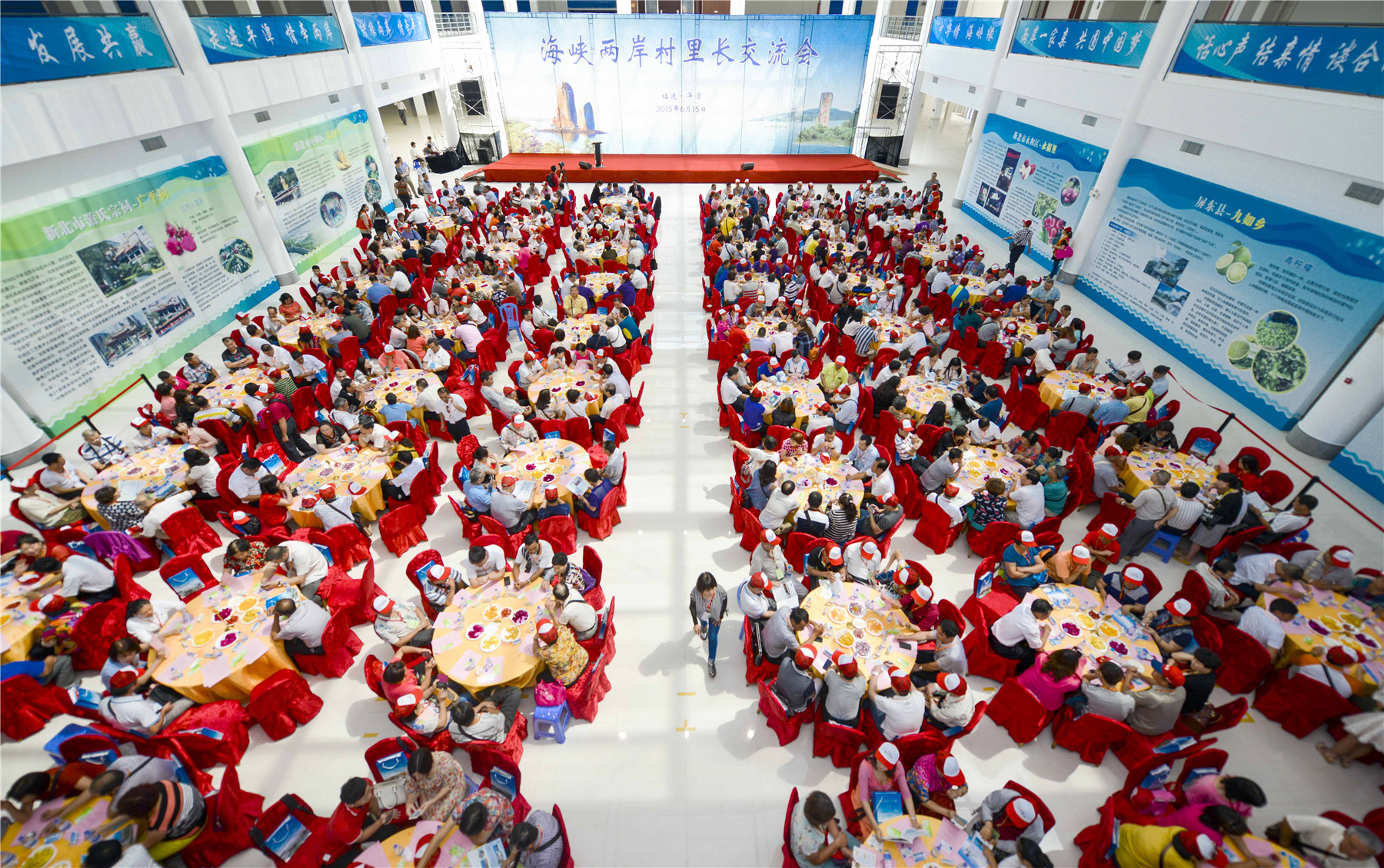 福州片区江阴港港区内，一排排入关的进口汽车整齐列队，准备销往全国各地。
