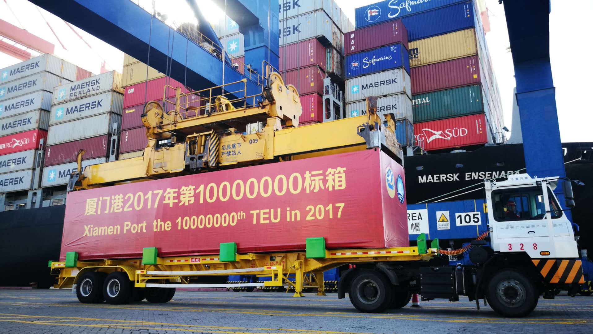 位于福州片区的中国·福州物联网开放实验室里，新大陆工程试验中心研究人员正在进行机器人条码识读检测。