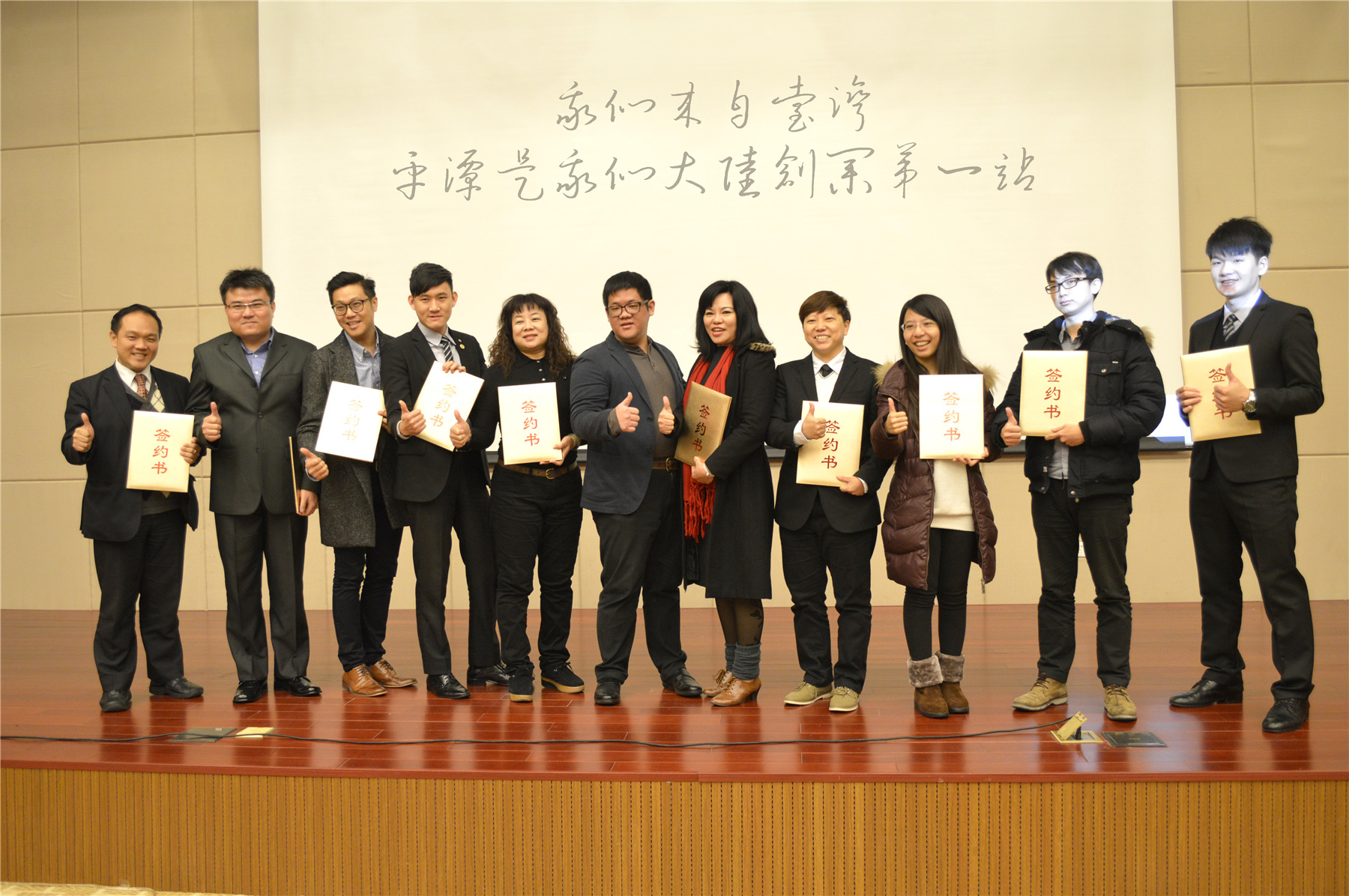福建自贸试验区积极引进台湾医疗卫生专业高端技术人才，让更多人受益。图为平潭（台湾）爱维口腔医院的台籍医生李元瑞正在为患者介绍治疗方案。