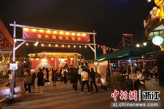 宁波老外滩复古漫游一景。 王溪供图