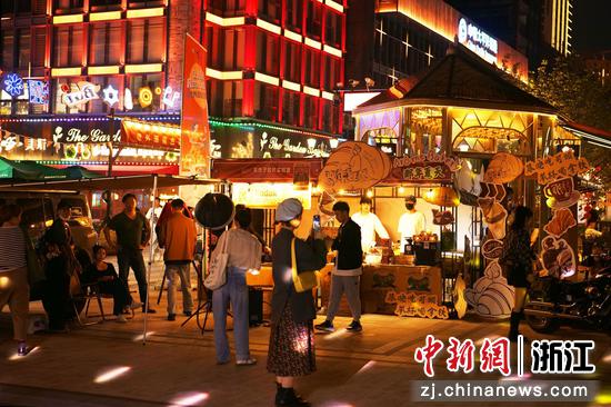 宁波老外滩复古漫游一景。 王溪供图