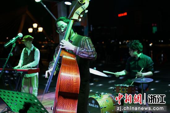 宁波老外滩节目演绎现场。 王溪供图