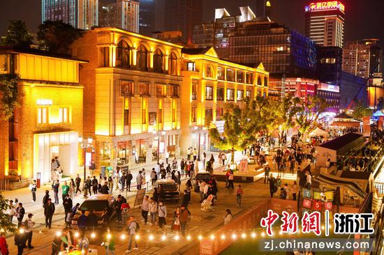 宁波老外滩复古漫游一景。 王溪供图