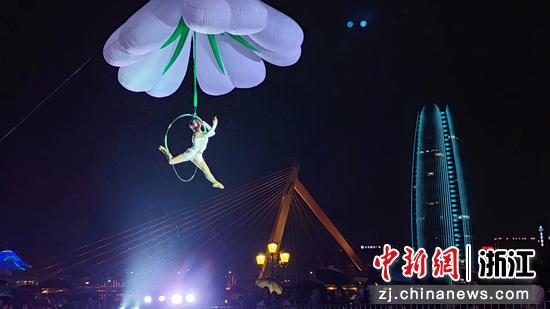 高空演绎“天女飞花”现场。 王溪供图
