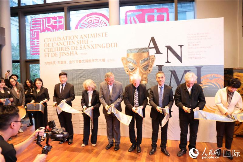 嘉宾为展览剪彩。人民网记者 尚凯元摄