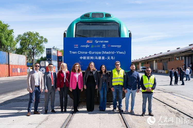 义新欧集团合作伙伴德铁货运欧亚有限公司员工与纪念号班列合影留念。大卫·阿玛尔摄