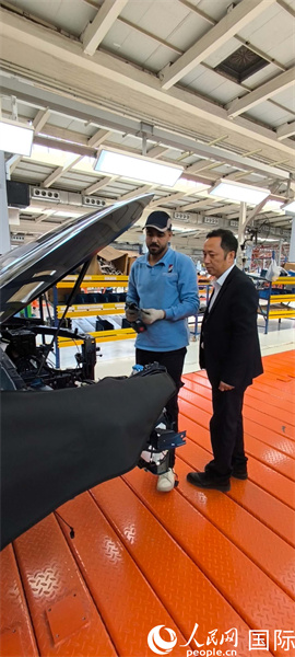 捷途埃及KD国家经理张铁军与当地工人在一起。人民网记者黄培昭摄